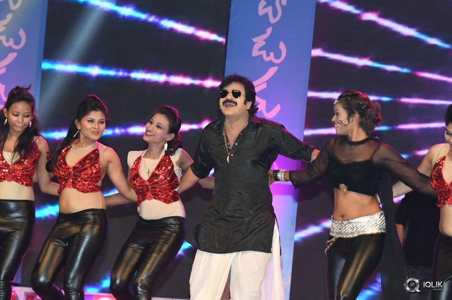 Aatadukundam-Raa-Movie-Audio-Function